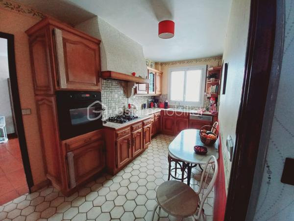 Située dans un secteur recherché d'Arpajon, à proximité immédiate des écoles, commerces et transports,  cette belle propriété de 150 m², implantée sur un terrain d'environ 1400 m² entièrement clos et arboré, offre un cadre de vie privilégié, idéal pour une famille à la recherche d'espace, de confort et de tranquillité.

Accessible par un chemin privatif goudronné,  La maison se compose, au rez-de-chaussée, d'une vaste entrée desservant un lumineux séjour avec cheminée, une salle à manger ouverte sur une agréable terrasse, une cuisine entièrement équipée, une arrière-cuisine, une chambre pouvant également faire office de bureau, un grand dressing ainsi qu'un WC indépendant.

A l'étage, l'espace nuit comprend quatre belles chambres et deux salles de bains, offrant un agencement fonctionnel et confortable pour toute la famille.

Le sous-sol complète ce bien avec un garage, une grande buanderie , une cave à vin et plusieurs autres pièces pouvant servir de rangements.

À l'extérieur, vous profiterez de deux terrasses, d'un vaste jardin arboré ainsi qu' un espace de stationnement permettant d'accueillir plusieurs véhicules.

Une propriété familiale aux volumes généreux et à l'agencement parfaitement pensé. Un bien rare sur le secteur.

*Deux photos de projection