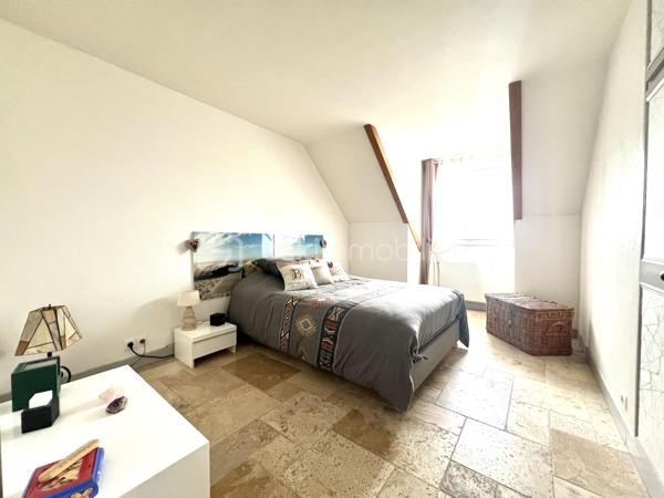 Située dans un secteur recherché d'Arpajon, à proximité immédiate des écoles, commerces et transports,  cette belle propriété de 150 m², implantée sur un terrain d'environ 1400 m² entièrement clos et arboré, offre un cadre de vie privilégié, idéal pour une famille à la recherche d'espace, de confort et de tranquillité.

Accessible par un chemin privatif goudronné,  La maison se compose, au rez-de-chaussée, d'une vaste entrée desservant un lumineux séjour avec cheminée, une salle à manger ouverte sur une agréable terrasse, une cuisine entièrement équipée, une arrière-cuisine, une chambre pouvant également faire office de bureau, un grand dressing ainsi qu'un WC indépendant.

A l'étage, l'espace nuit comprend quatre belles chambres et deux salles de bains, offrant un agencement fonctionnel et confortable pour toute la famille.

Le sous-sol complète ce bien avec un garage, une grande buanderie , une cave à vin et plusieurs autres pièces pouvant servir de rangements.

À l'extérieur, vous profiterez de deux terrasses, d'un vaste jardin arboré ainsi qu' un espace de stationnement permettant d'accueillir plusieurs véhicules.

Une propriété familiale aux volumes généreux et à l'agencement parfaitement pensé. Un bien rare sur le secteur.

*Deux photos de projection