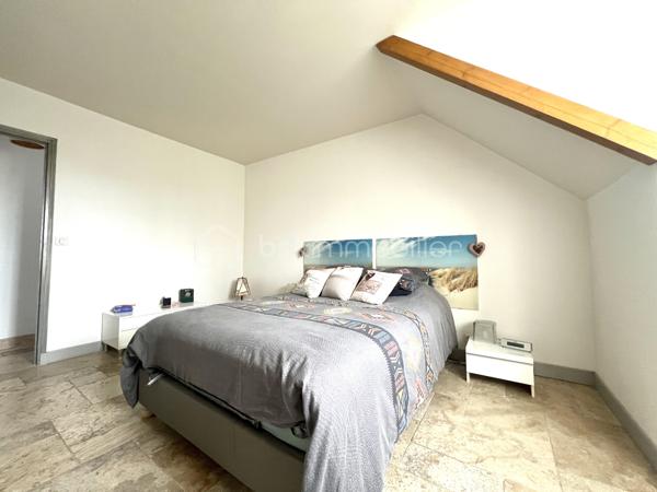 Située dans un secteur recherché d'Arpajon, à proximité immédiate des écoles, commerces et transports,  cette belle propriété de 150 m², implantée sur un terrain d'environ 1400 m² entièrement clos et arboré, offre un cadre de vie privilégié, idéal pour une famille à la recherche d'espace, de confort et de tranquillité.

Accessible par un chemin privatif goudronné,  La maison se compose, au rez-de-chaussée, d'une vaste entrée desservant un lumineux séjour avec cheminée, une salle à manger ouverte sur une agréable terrasse, une cuisine entièrement équipée, une arrière-cuisine, une chambre pouvant également faire office de bureau, un grand dressing ainsi qu'un WC indépendant.

A l'étage, l'espace nuit comprend quatre belles chambres et deux salles de bains, offrant un agencement fonctionnel et confortable pour toute la famille.

Le sous-sol complète ce bien avec un garage, une grande buanderie , une cave à vin et plusieurs autres pièces pouvant servir de rangements.

À l'extérieur, vous profiterez de deux terrasses, d'un vaste jardin arboré ainsi qu' un espace de stationnement permettant d'accueillir plusieurs véhicules.

Une propriété familiale aux volumes généreux et à l'agencement parfaitement pensé. Un bien rare sur le secteur.

*Deux photos de projection