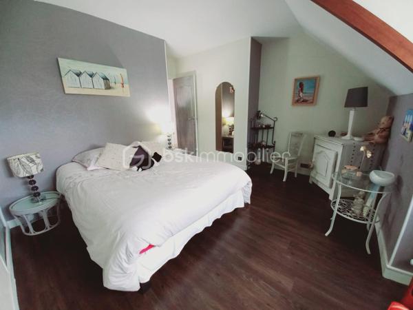 Située dans un secteur recherché d'Arpajon, à proximité immédiate des écoles, commerces et transports,  cette belle propriété de 150 m², implantée sur un terrain d'environ 1400 m² entièrement clos et arboré, offre un cadre de vie privilégié, idéal pour une famille à la recherche d'espace, de confort et de tranquillité.

Accessible par un chemin privatif goudronné,  La maison se compose, au rez-de-chaussée, d'une vaste entrée desservant un lumineux séjour avec cheminée, une salle à manger ouverte sur une agréable terrasse, une cuisine entièrement équipée, une arrière-cuisine, une chambre pouvant également faire office de bureau, un grand dressing ainsi qu'un WC indépendant.

A l'étage, l'espace nuit comprend quatre belles chambres et deux salles de bains, offrant un agencement fonctionnel et confortable pour toute la famille.

Le sous-sol complète ce bien avec un garage, une grande buanderie , une cave à vin et plusieurs autres pièces pouvant servir de rangements.

À l'extérieur, vous profiterez de deux terrasses, d'un vaste jardin arboré ainsi qu' un espace de stationnement permettant d'accueillir plusieurs véhicules.

Une propriété familiale aux volumes généreux et à l'agencement parfaitement pensé. Un bien rare sur le secteur.

*Deux photos de projection