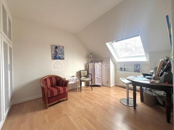Située dans un secteur recherché d'Arpajon, à proximité immédiate des écoles, commerces et transports,  cette belle propriété de 150 m², implantée sur un terrain d'environ 1400 m² entièrement clos et arboré, offre un cadre de vie privilégié, idéal pour une famille à la recherche d'espace, de confort et de tranquillité.

Accessible par un chemin privatif goudronné,  La maison se compose, au rez-de-chaussée, d'une vaste entrée desservant un lumineux séjour avec cheminée, une salle à manger ouverte sur une agréable terrasse, une cuisine entièrement équipée, une arrière-cuisine, une chambre pouvant également faire office de bureau, un grand dressing ainsi qu'un WC indépendant.

A l'étage, l'espace nuit comprend quatre belles chambres et deux salles de bains, offrant un agencement fonctionnel et confortable pour toute la famille.

Le sous-sol complète ce bien avec un garage, une grande buanderie , une cave à vin et plusieurs autres pièces pouvant servir de rangements.

À l'extérieur, vous profiterez de deux terrasses, d'un vaste jardin arboré ainsi qu' un espace de stationnement permettant d'accueillir plusieurs véhicules.

Une propriété familiale aux volumes généreux et à l'agencement parfaitement pensé. Un bien rare sur le secteur.

*Deux photos de projection