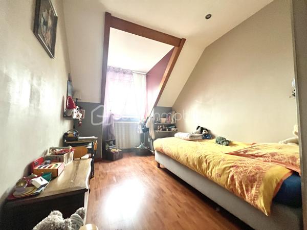 Située dans un secteur recherché d'Arpajon, à proximité immédiate des écoles, commerces et transports,  cette belle propriété de 150 m², implantée sur un terrain d'environ 1400 m² entièrement clos et arboré, offre un cadre de vie privilégié, idéal pour une famille à la recherche d'espace, de confort et de tranquillité.

Accessible par un chemin privatif goudronné,  La maison se compose, au rez-de-chaussée, d'une vaste entrée desservant un lumineux séjour avec cheminée, une salle à manger ouverte sur une agréable terrasse, une cuisine entièrement équipée, une arrière-cuisine, une chambre pouvant également faire office de bureau, un grand dressing ainsi qu'un WC indépendant.

A l'étage, l'espace nuit comprend quatre belles chambres et deux salles de bains, offrant un agencement fonctionnel et confortable pour toute la famille.

Le sous-sol complète ce bien avec un garage, une grande buanderie , une cave à vin et plusieurs autres pièces pouvant servir de rangements.

À l'extérieur, vous profiterez de deux terrasses, d'un vaste jardin arboré ainsi qu' un espace de stationnement permettant d'accueillir plusieurs véhicules.

Une propriété familiale aux volumes généreux et à l'agencement parfaitement pensé. Un bien rare sur le secteur.

*Deux photos de projection