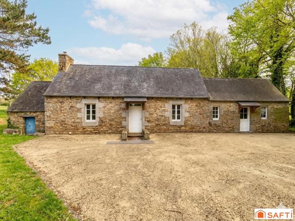 Ensemble trois grandes maisons en pierre au cœur