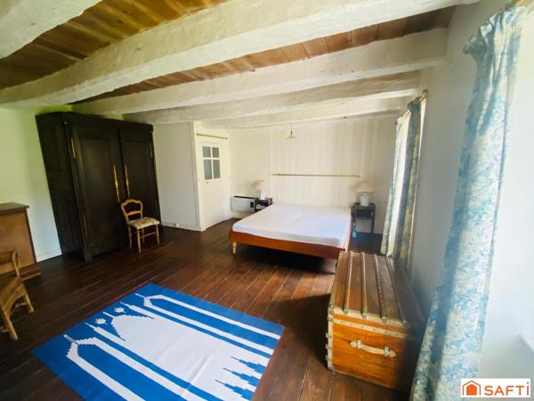 Ensemble trois grandes maisons en pierre au cœur