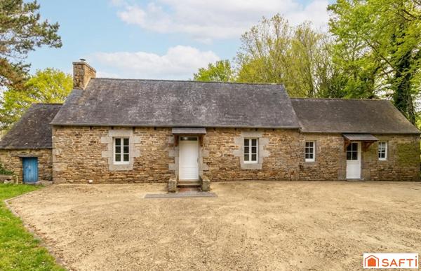 Ensemble trois grandes maisons en pierre au cœur