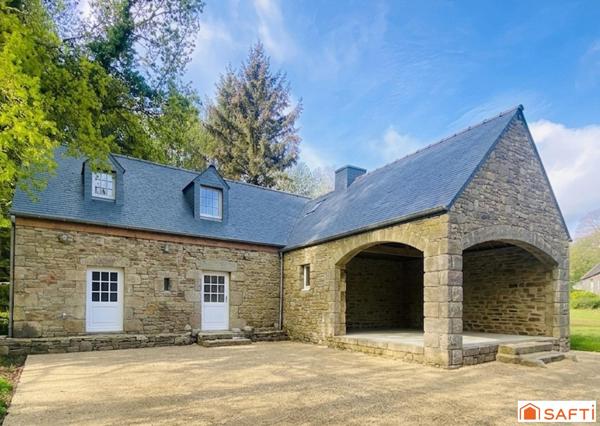 Ensemble trois grandes maisons en pierre au cœur