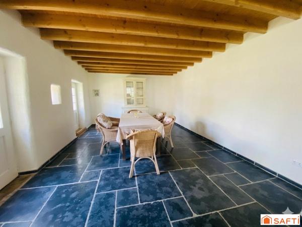 Ensemble trois grandes maisons en pierre au cœur