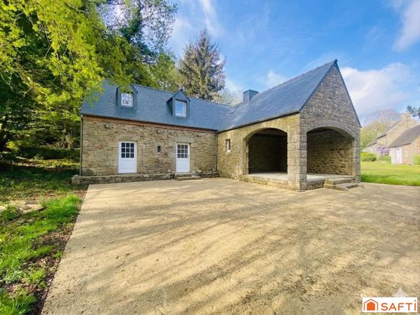 Ensemble trois grandes maisons en pierre au cœur
