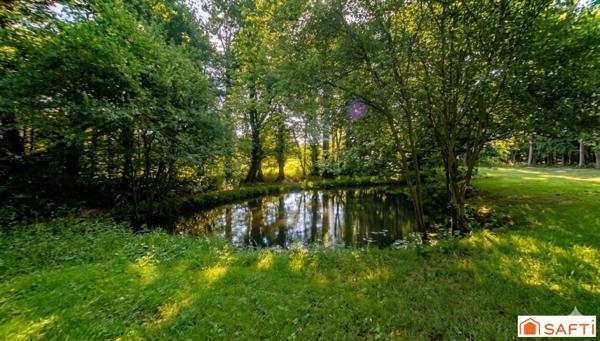 Ensemble trois grandes maisons en pierre au cœur
