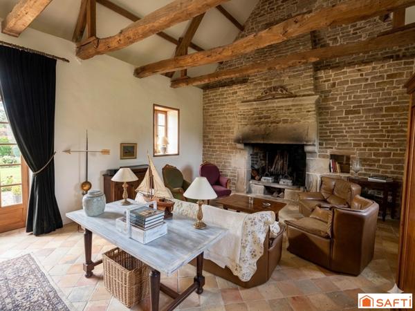 Ensemble trois grandes maisons en pierre au cœur