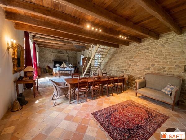 Ensemble trois grandes maisons en pierre au cœur
