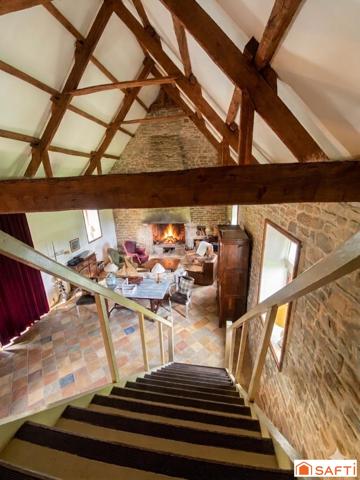 Ensemble trois grandes maisons en pierre au cœur