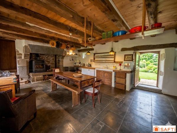 Ensemble trois grandes maisons en pierre au cœur