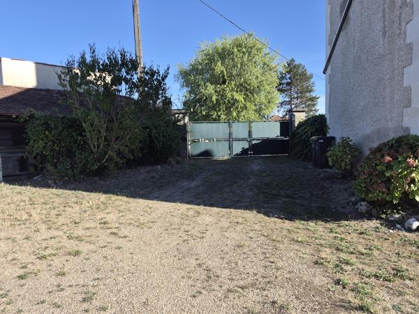 Maison de caractère avec jardins à fort potentiel – Antran