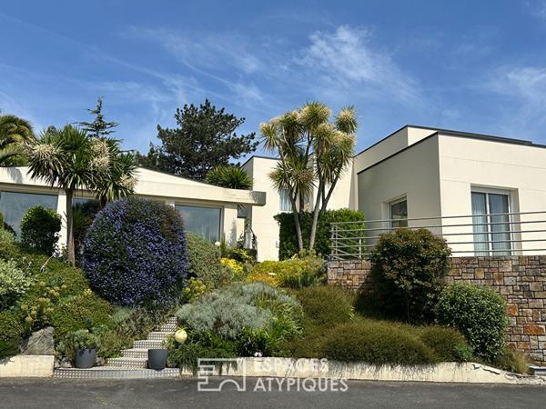Maison d’architecte contemporaine avec piscine intérieure et vue mer – Yffiniac
