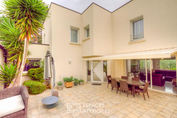 Maison d’architecte contemporaine avec piscine intérieure et vue mer – Yffiniac