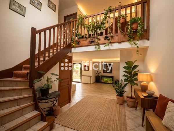 Maison
         6 pièces
        - 158 m² Bien prestige 579 000 € *