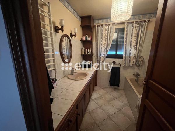Maison
         6 pièces
        - 158 m² Bien prestige 579 000 € *