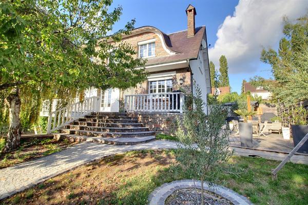 Maison 7 pièce(s) 156 m2 579 000 € **  - Référence  836