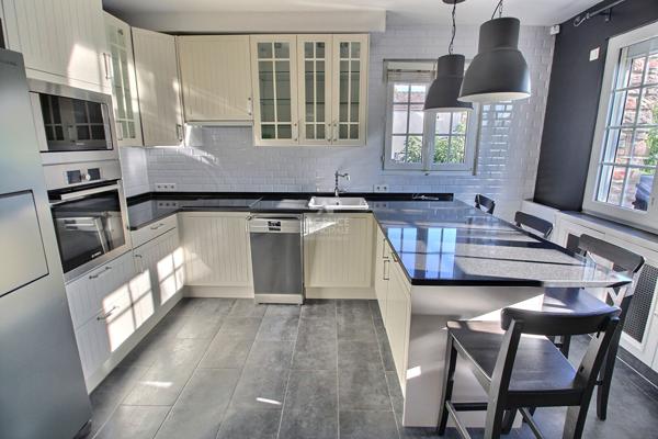 Maison 7 pièce(s) 156 m2 579 000 € **  - Référence  836