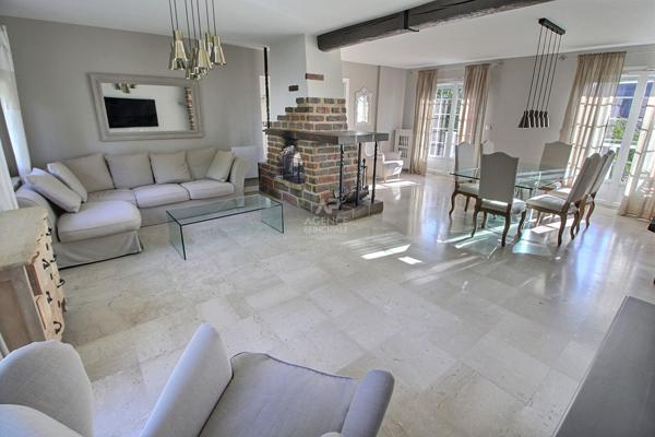 Maison 7 pièce(s) 156 m2 579 000 € **  - Référence  836