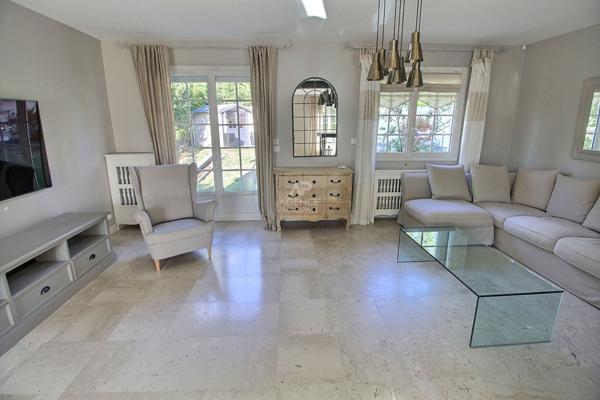 Maison 7 pièce(s) 156 m2 579 000 € **  - Référence  836
