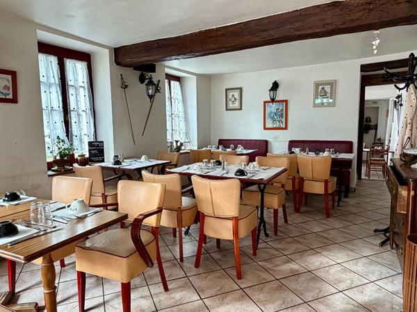LE PLESSIS-ROBINSON - Immeuble de rapport avec restaurant et 3 appartements loués