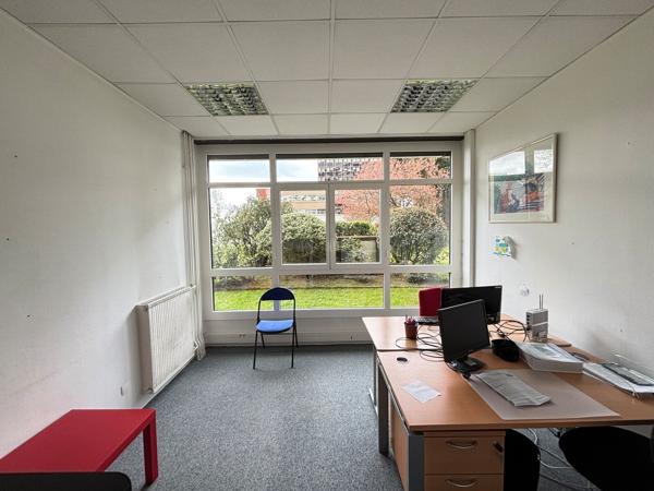 Bureaux à louer à Nantes rez de chaussée rénovés divisibles avec parkings