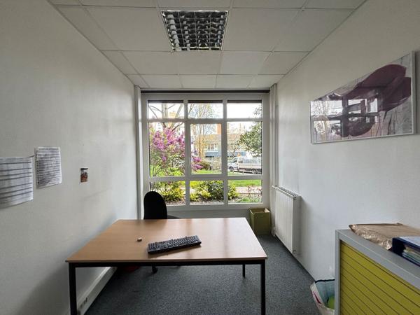 Bureaux à louer à Nantes rez de chaussée rénovés divisibles avec parkings