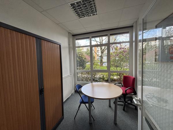 Bureaux à louer à Nantes rez de chaussée rénovés divisibles avec parkings