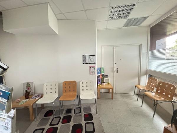 Bureaux à louer à Nantes rez de chaussée rénovés divisibles avec parkings