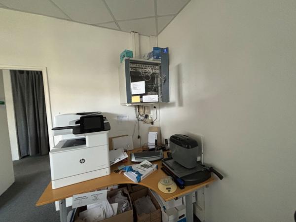 Bureaux à louer à Nantes rez de chaussée rénovés divisibles avec parkings