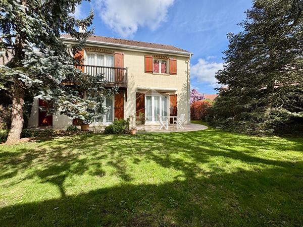 Maison spacieuse à vendre à Villepreux - 4 chambres, jardin et garage
