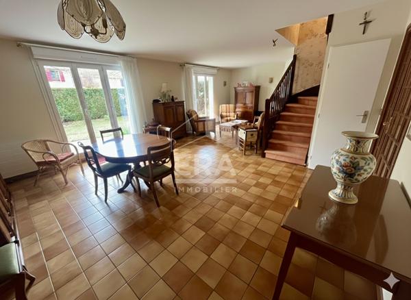 Maison spacieuse à vendre à Villepreux - 4 chambres, jardin et garage