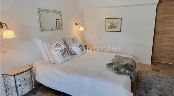 Située dans un domaine privé et sécurisé, cette belle bastide d'environ 300m2, rénovée en 2024 offre une grande pièce de vie avec salon, salle à manger et cuisine ouverte sur une terrasse. La maison dispose de 6 chambres en suite avec chacune sa salle de bain privée, d'un salon tv-bibliothèque et d'un sous-sol aménageable de 50m2. A l'extérieur, une grande piscine de 5x12m, un pool-house, un terrain de pétanque et un parking pour 6 véhicules complètent ce bien. Un beau jardin avec plusieurs espaces de détente vous offre des moments de relaxation privilégiés.