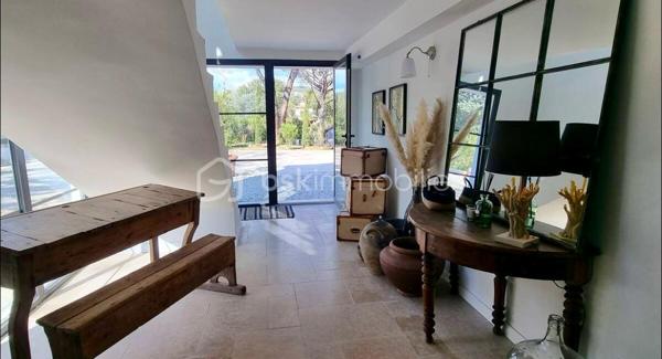 Située dans un domaine privé et sécurisé, cette belle bastide d'environ 300m2, rénovée en 2024 offre une grande pièce de vie avec salon, salle à manger et cuisine ouverte sur une terrasse. La maison dispose de 6 chambres en suite avec chacune sa salle de bain privée, d'un salon tv-bibliothèque et d'un sous-sol aménageable de 50m2. A l'extérieur, une grande piscine de 5x12m, un pool-house, un terrain de pétanque et un parking pour 6 véhicules complètent ce bien. Un beau jardin avec plusieurs espaces de détente vous offre des moments de relaxation privilégiés.