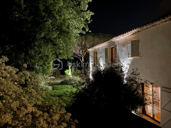 Située dans un domaine privé et sécurisé, cette belle bastide d'environ 300m2, rénovée en 2024 offre une grande pièce de vie avec salon, salle à manger et cuisine ouverte sur une terrasse. La maison dispose de 6 chambres en suite avec chacune sa salle de bain privée, d'un salon tv-bibliothèque et d'un sous-sol aménageable de 50m2. A l'extérieur, une grande piscine de 5x12m, un pool-house, un terrain de pétanque et un parking pour 6 véhicules complètent ce bien. Un beau jardin avec plusieurs espaces de détente vous offre des moments de relaxation privilégiés.
