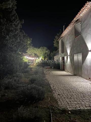 Située dans un domaine privé et sécurisé, cette belle bastide d'environ 300m2, rénovée en 2024 offre une grande pièce de vie avec salon, salle à manger et cuisine ouverte sur une terrasse. La maison dispose de 6 chambres en suite avec chacune sa salle de bain privée, d'un salon tv-bibliothèque et d'un sous-sol aménageable de 50m2. A l'extérieur, une grande piscine de 5x12m, un pool-house, un terrain de pétanque et un parking pour 6 véhicules complètent ce bien. Un beau jardin avec plusieurs espaces de détente vous offre des moments de relaxation privilégiés.