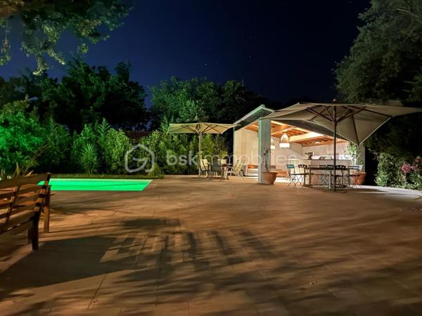 Située dans un domaine privé et sécurisé, cette belle bastide d'environ 300m2, rénovée en 2024 offre une grande pièce de vie avec salon, salle à manger et cuisine ouverte sur une terrasse. La maison dispose de 6 chambres en suite avec chacune sa salle de bain privée, d'un salon tv-bibliothèque et d'un sous-sol aménageable de 50m2. A l'extérieur, une grande piscine de 5x12m, un pool-house, un terrain de pétanque et un parking pour 6 véhicules complètent ce bien. Un beau jardin avec plusieurs espaces de détente vous offre des moments de relaxation privilégiés.