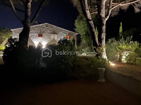Située dans un domaine privé et sécurisé, cette belle bastide d'environ 300m2, rénovée en 2024 offre une grande pièce de vie avec salon, salle à manger et cuisine ouverte sur une terrasse. La maison dispose de 6 chambres en suite avec chacune sa salle de bain privée, d'un salon tv-bibliothèque et d'un sous-sol aménageable de 50m2. A l'extérieur, une grande piscine de 5x12m, un pool-house, un terrain de pétanque et un parking pour 6 véhicules complètent ce bien. Un beau jardin avec plusieurs espaces de détente vous offre des moments de relaxation privilégiés.