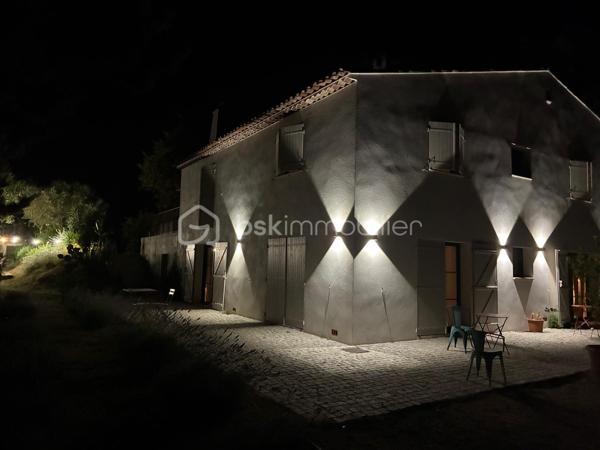 Située dans un domaine privé et sécurisé, cette belle bastide d'environ 300m2, rénovée en 2024 offre une grande pièce de vie avec salon, salle à manger et cuisine ouverte sur une terrasse. La maison dispose de 6 chambres en suite avec chacune sa salle de bain privée, d'un salon tv-bibliothèque et d'un sous-sol aménageable de 50m2. A l'extérieur, une grande piscine de 5x12m, un pool-house, un terrain de pétanque et un parking pour 6 véhicules complètent ce bien. Un beau jardin avec plusieurs espaces de détente vous offre des moments de relaxation privilégiés.