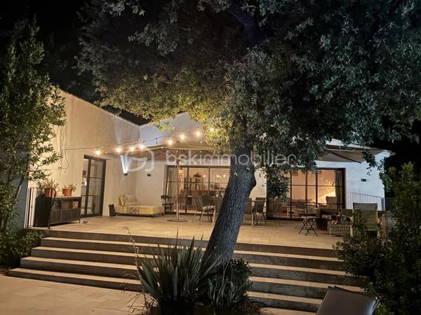 Située dans un domaine privé et sécurisé, cette belle bastide d'environ 300m2, rénovée en 2024 offre une grande pièce de vie avec salon, salle à manger et cuisine ouverte sur une terrasse. La maison dispose de 6 chambres en suite avec chacune sa salle de bain privée, d'un salon tv-bibliothèque et d'un sous-sol aménageable de 50m2. A l'extérieur, une grande piscine de 5x12m, un pool-house, un terrain de pétanque et un parking pour 6 véhicules complètent ce bien. Un beau jardin avec plusieurs espaces de détente vous offre des moments de relaxation privilégiés.