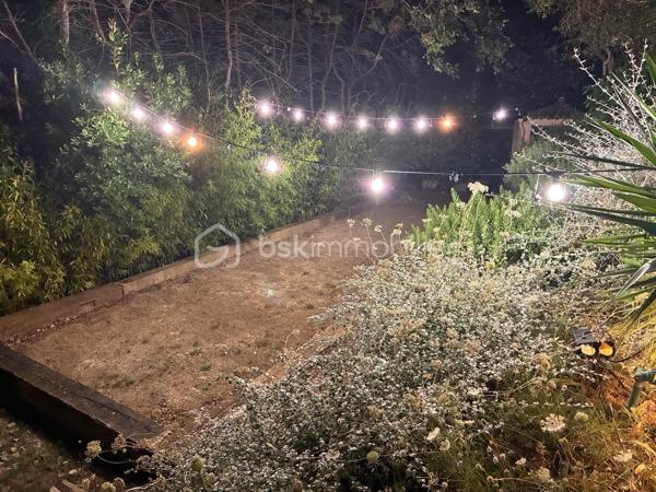 Située dans un domaine privé et sécurisé, cette belle bastide d'environ 300m2, rénovée en 2024 offre une grande pièce de vie avec salon, salle à manger et cuisine ouverte sur une terrasse. La maison dispose de 6 chambres en suite avec chacune sa salle de bain privée, d'un salon tv-bibliothèque et d'un sous-sol aménageable de 50m2. A l'extérieur, une grande piscine de 5x12m, un pool-house, un terrain de pétanque et un parking pour 6 véhicules complètent ce bien. Un beau jardin avec plusieurs espaces de détente vous offre des moments de relaxation privilégiés.