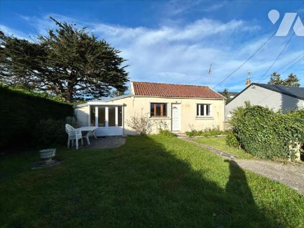 Idéalement situé entre le Passous et l'école de voile, cette maison de 59 m2 vous séduira par s...