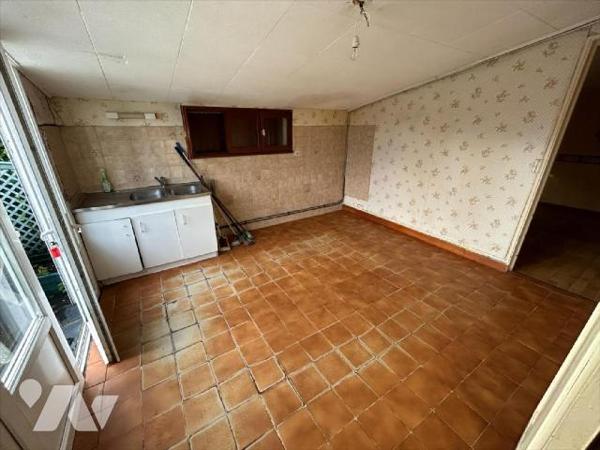 Idéalement situé entre le Passous et l'école de voile, cette maison de 59 m2 vous séduira par s...