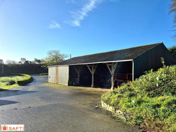 Joli corps de ferme avec hangars, terrain de 8 600 m2