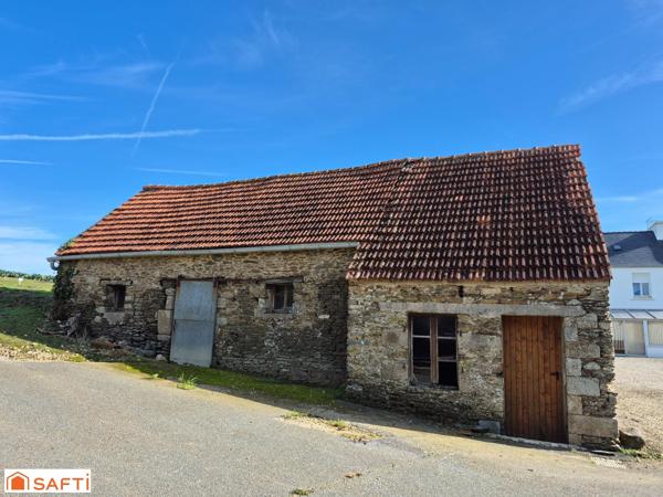 Joli corps de ferme avec hangars, terrain de 8 600 m2