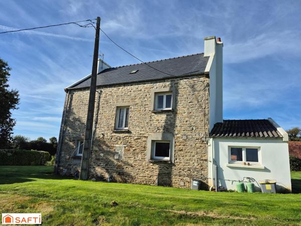 Joli corps de ferme avec hangars, terrain de 8 600 m2