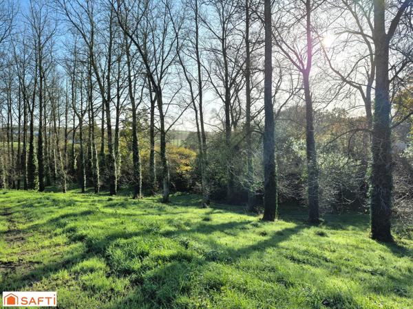 Joli corps de ferme avec hangars, terrain de 8 600 m2