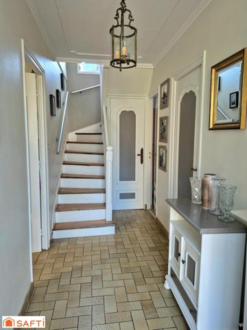 Joli corps de ferme avec hangars, terrain de 8 600 m2